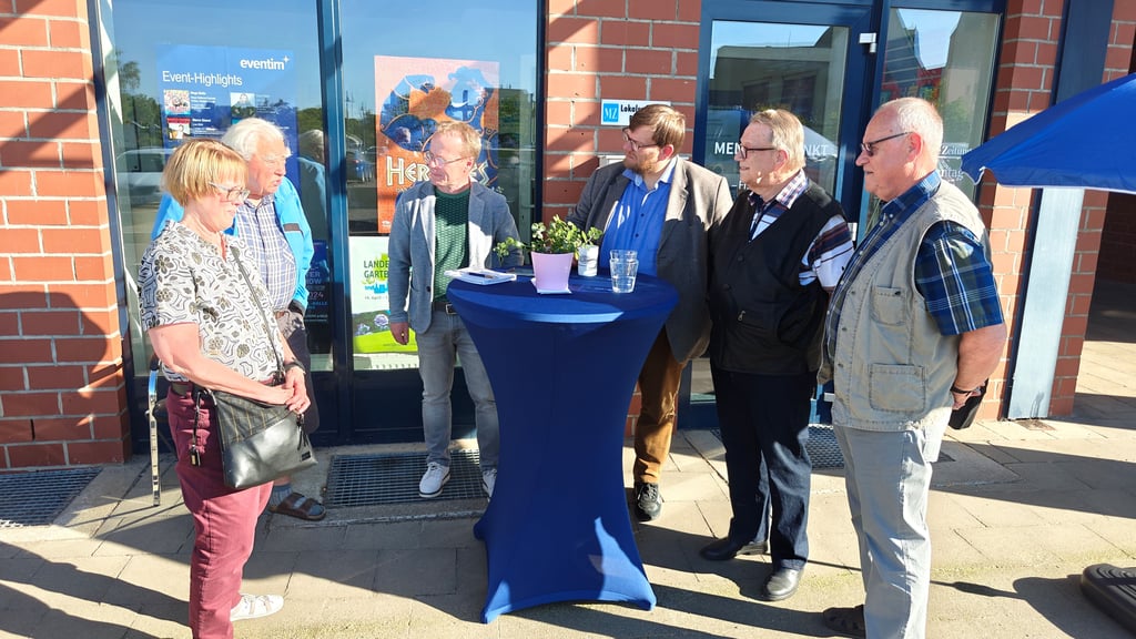 Manfred Naumann, Bernd und Guido Kosmehl (v.r.) im Gespräch mit Bitterfelder Bürgern und MZ- Redakteur Ulf Rostalsky (3.v.l.).