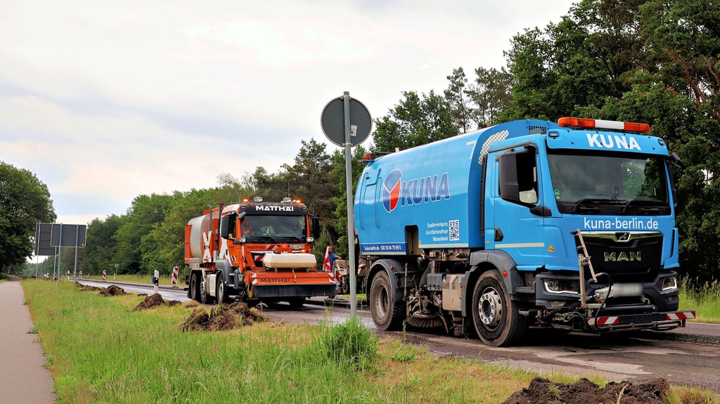 Warnbaken und Baufahrzeuge sind auf der Straße zwischen Schönhausen und Fischbeck zu sehen. Es geht um die B107. Die Straße wurde abgefräst.