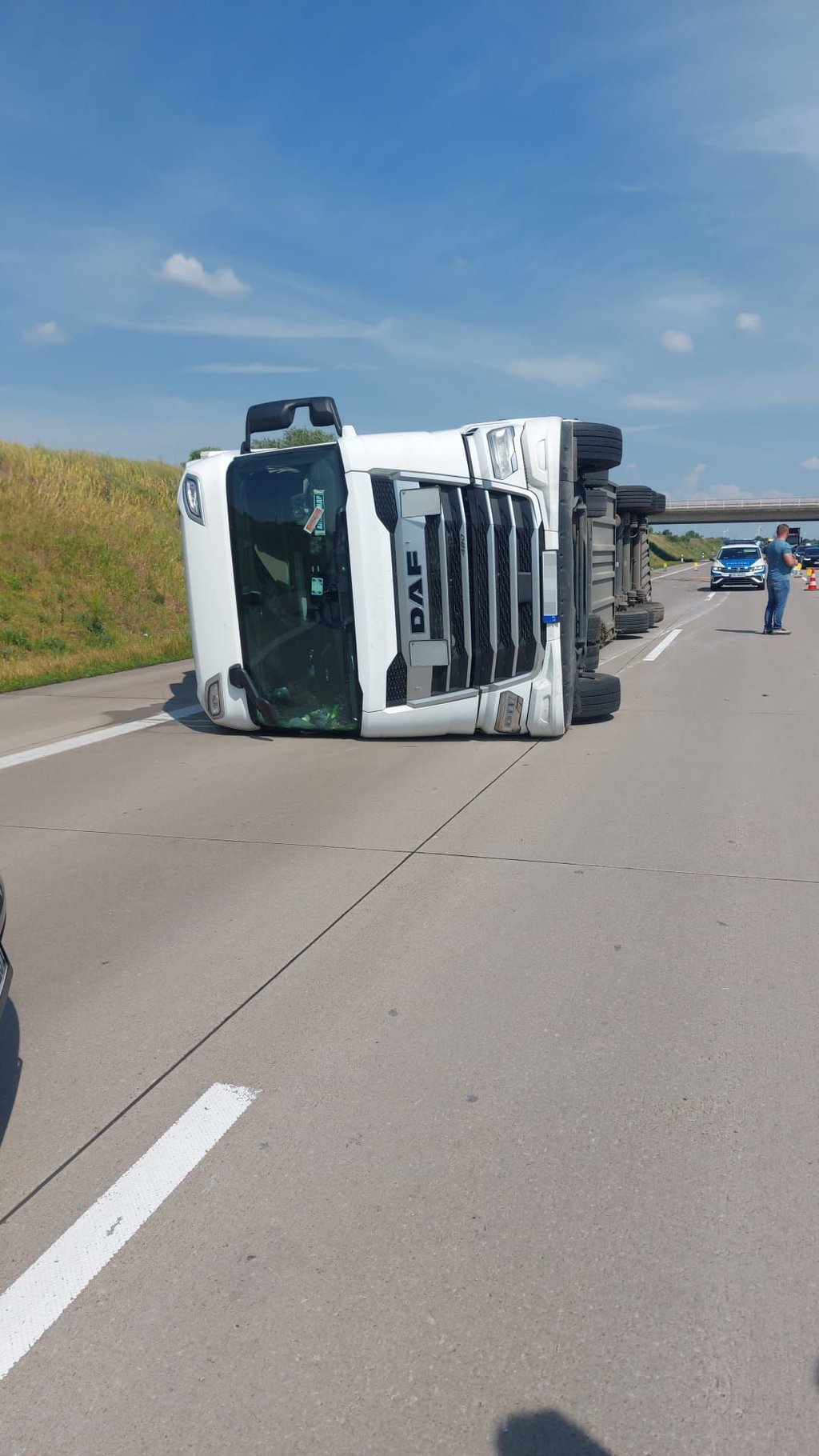 Ein Lkw, beladen mit Möbelteilen, ist auf der A9 umgekippt.