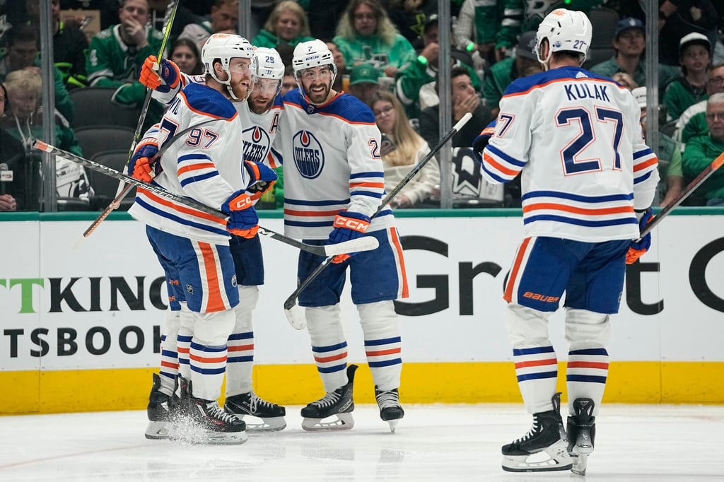 Leon Draisaitl (2.v.l.) und die Oilers gewannen in Dallas.