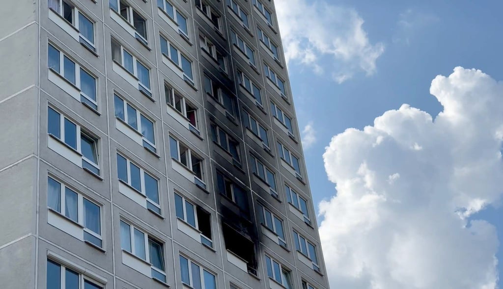 Ruß ist an der Fassade eines Hochhauses zu sehen.