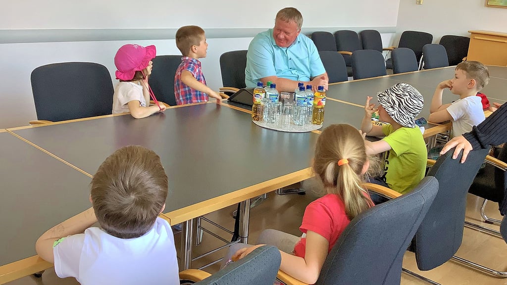 Die Kinder der Kita Kinderland waren bei Bürgermeister René Zok zu Besuch und haben von ihren Erlebnissen berichtet.