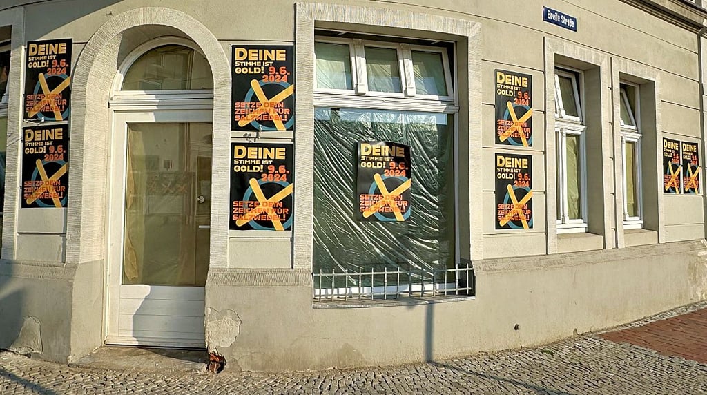 Allein am Schwarzen Adler hingen mehrere Plakate.