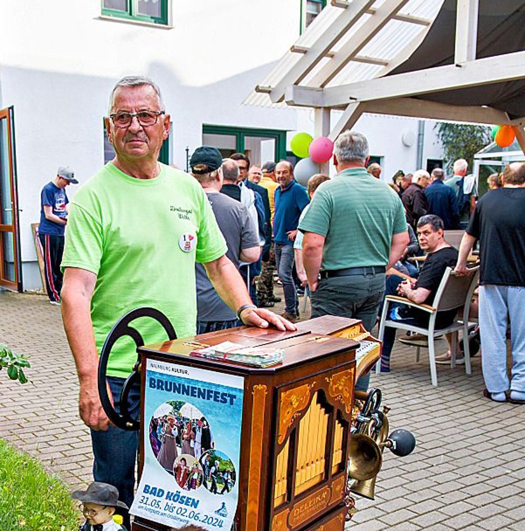 Macht orgelnd Werbung fürs Brunnenfest: Wolfgang Funke.