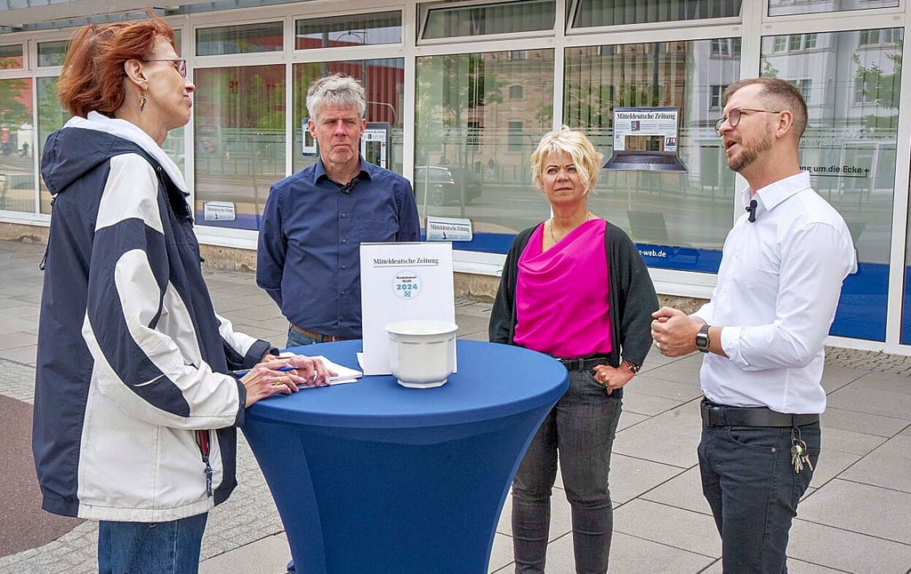 Bastian George, Cornelia Lüddemann und Stephan Marahens (v.r.n.l.) antworten auf die von Silvia Bürkmann gestellten Fragen.