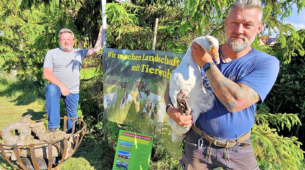 Dirk Sucker (l.) beteiligt sich erneut am Mahnfeuer, und auch Mathias Nebelung – hier mit einer der letzten von Suckers Gänsen – ist mit dabei.