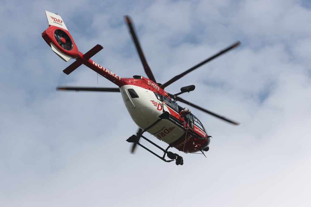 Einer der Verletzten eines Unfalls bei Hohenmölsen musste am Freitag mit einem Rettungshubschrauber in eine Klinik geflogen werden (Symbolfoto).