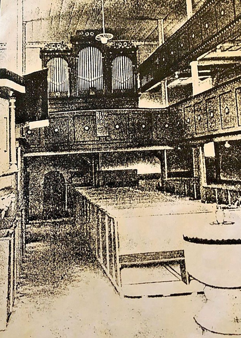 Die Abbildung zeigt einen Blick in die Kirche um 1930.