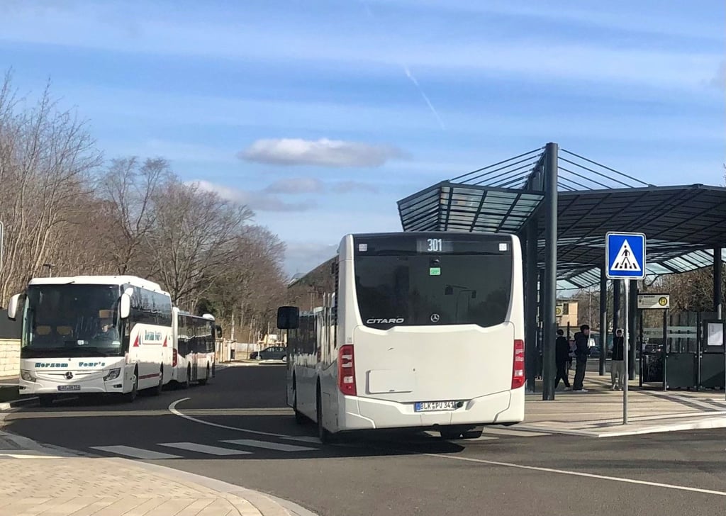 Busse am Zeitzer Busbahnhof: Hier treffen sich nahezu alle Linien im Stadt- und Überlandverkehr.