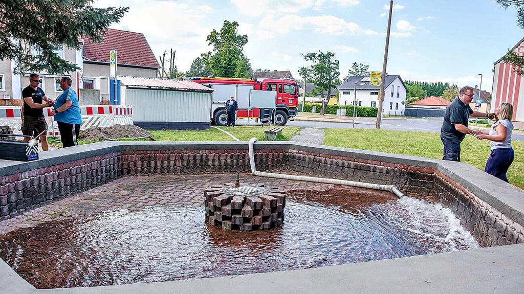 Letzter Akt: Die Feuerwehren aus Möhlau, Gräfenhainichen und Zschornewitz befüllen den Brunnen.