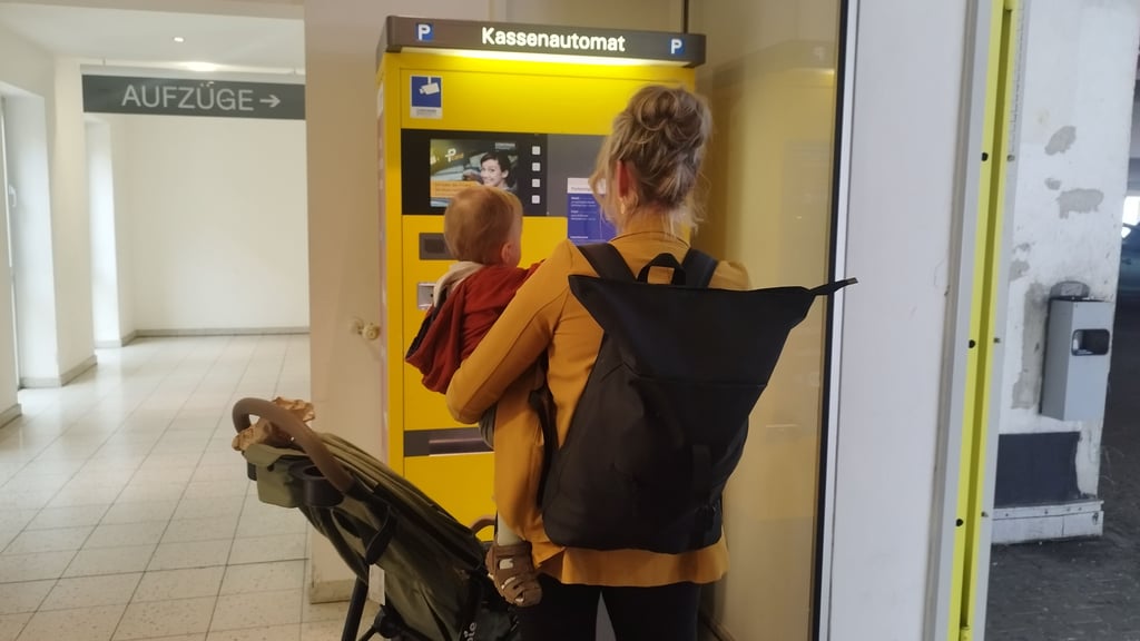 Am Parkhaus-Kassenautomat in den Halberstädter Rathauspassagen erlebten Michelle und ihr einjähriger Sohn einen Schockmoment.