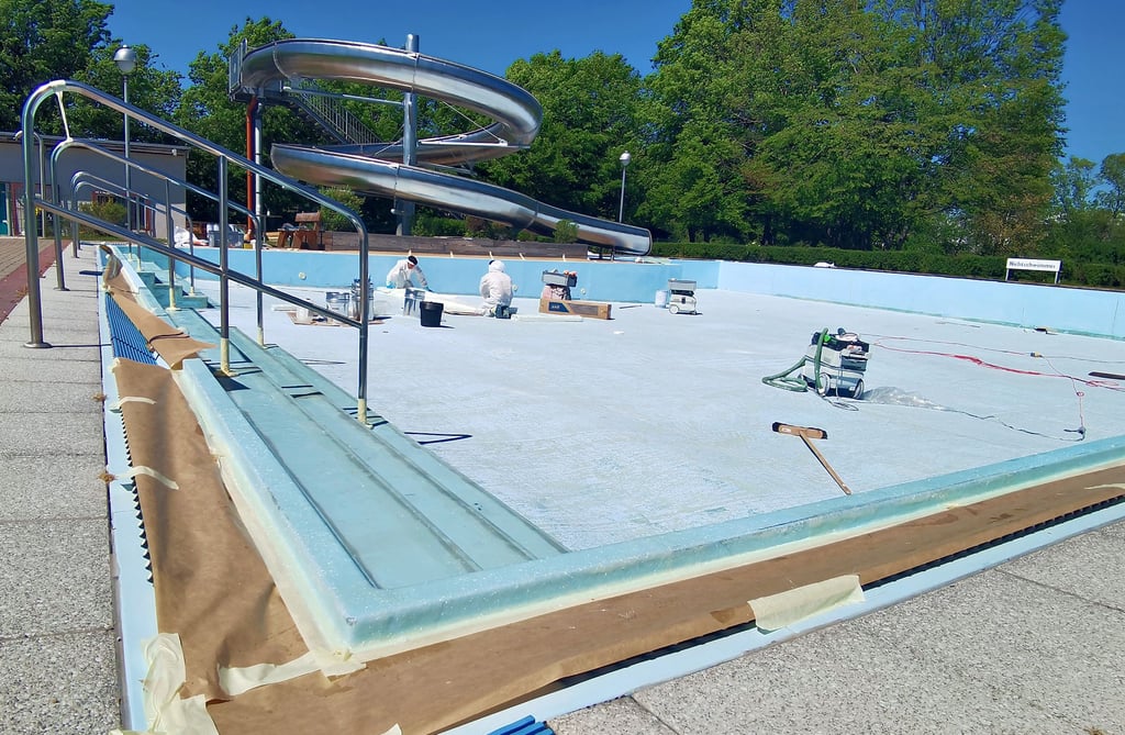 Das große Nichtschwimmerbecken im Freibad Derenburg während der Sanierungsarbeiten.