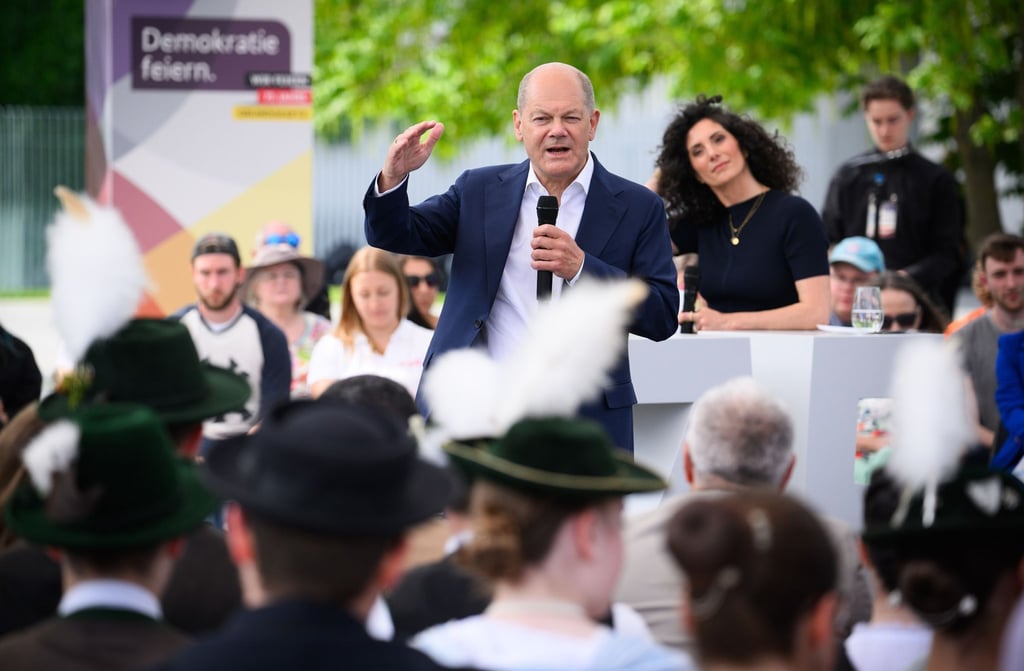 Bundeskanzler Olaf Scholz (SPD, M) nimmt an einem Bürgerdialog im Dialogforum im Rahmen des Bürgerfestes und der Feierlichkeiten zu „75 Jahre Grundgesetz“ teil.