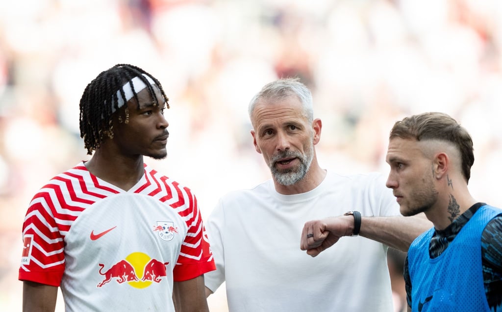Trainer Marco Rose und David Raum reagieren nach dem Spiel.