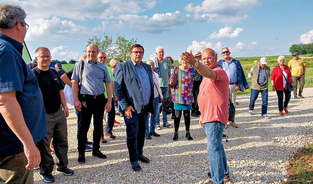 Start an der zukünftigen Umgehungsstraße: Vize-Ortsbürgermeister Andreas Otto erklärt, wie genau die neue Trasse nahe Heiligenkreuz auf die B88 trifft.