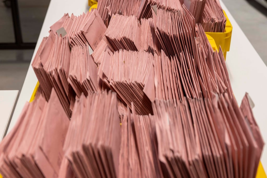 Briefwahl für die Europawahl am 9. Juni 2024, die ankommenden Briefwahl Unterlagen werden in die entsprechende Urne einsortiert.