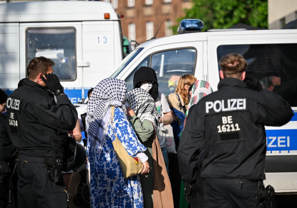 Die pro-palästinensischen Besetzer des Instituts für Sozialwissenschaften der Berliner Humboldt-Universität (HU) haben mit Polizeibegleitung das Gebäude verlassen.