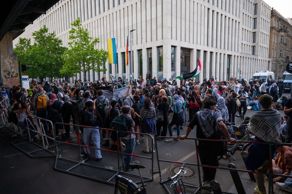 Propalästinensische Demonstranten stehen auf einer Straße in der Nähe des Instituts für Sozialwissenschaften der Berliner Humboldt-Universität (HU).