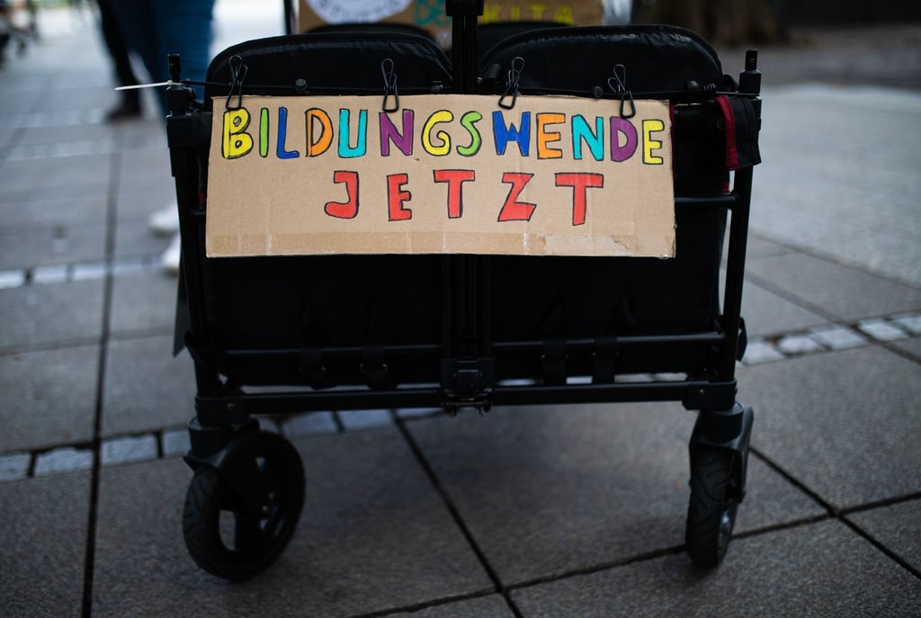 „Bildungswende Jetzt“ steht bei einem bundesweiten Bildungsprotest auf einem Schild.