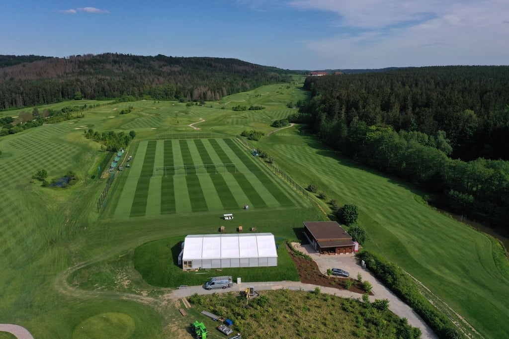 Fast alle DFB-Übungseinheiten finden auf einem Trainingsplatz unweit des Golf-Hotels Weimarer Land statt, der für die EM hergerichtet wurde.