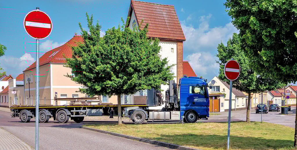 Für knapp vier Monate werden ab August LKW wegen der Straßensanierung der B 246a großräumig um Gommern herumgeleitet. Auch an der Spitzkehre Dornburger Straße und Friedrich-Ebert-Straße (Foto) herrscht dann zumindest in dieser Hinsicht Ruhe. Wie das die Einwohner von Plötzky, Pretzien und Dannigkow sowie Erholung suchende Gäste in der Naherholung am Plattensee finden werden, steht auf einem anderen Blatt.