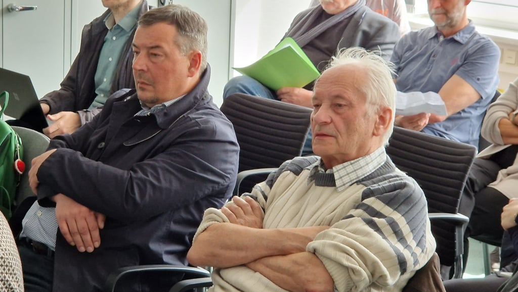 Falko Kadzimirsz (links) und Peter Scharz (r.) streiten sich.