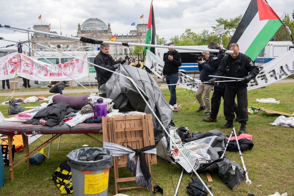 Polizeibeamte räumen das propalästinensische Protestcamp am Bundestag.