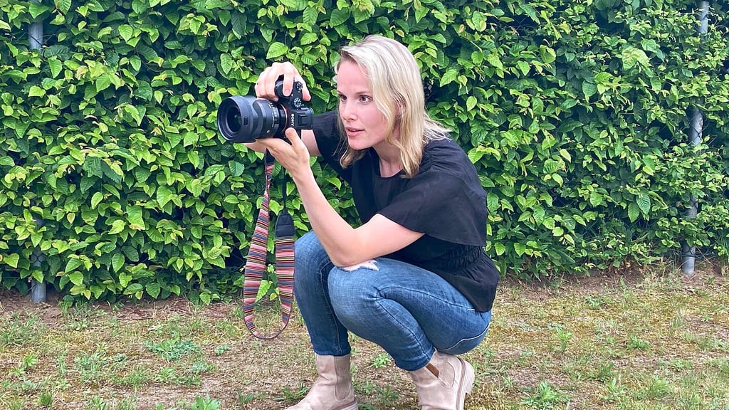 Jennifer Staack fühlt sich mittlerweile hinter der Kamera viel wohler als davor.