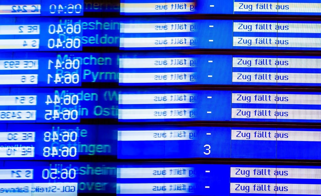 „Zug fällt aus“ ist auf einer Anzeige im Hauptbahnhof Hannover zu lesen. 2023 kam das oft vor.