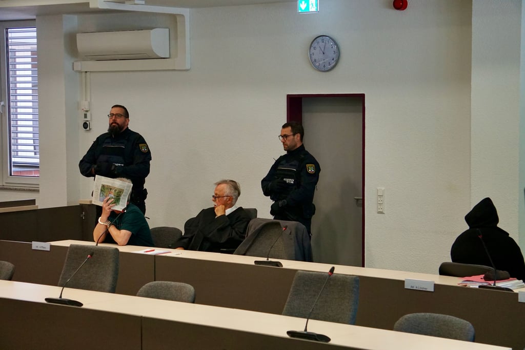 Die beiden Angeklagten kurz vor der Urteilsverkündung: Das Landgericht Dessau-Roßlau hat beide für schuldig befunden.
