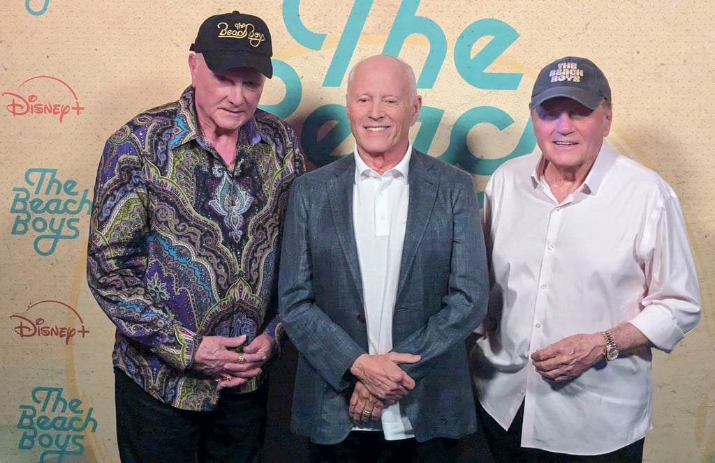 Regisseur Frank Marshall (M) mit den „Beach Boys“ Mike Love (l) und Bruce Johnston in den Abbey Road Studios in London.