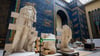 Für den Transport vorbereitete antike Skulpturen stehen vor dem Ischtar-Tor im Pergamonmuseum.