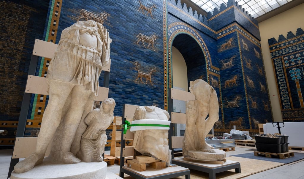 Für den Transport vorbereitete antike Skulpturen stehen vor dem Ischtar-Tor im Pergamonmuseum.