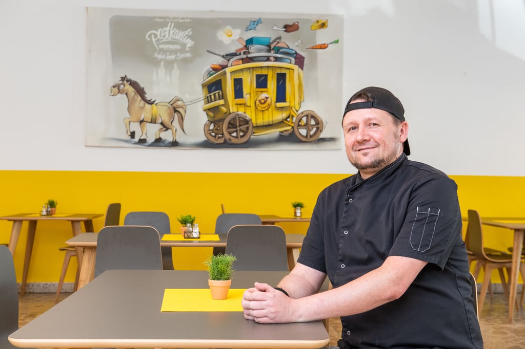 Ralf Böttcher ist Küchenchef in der „Postkantine“, die sich nunmehr im satten Gelb und mit einem kreativen Graffiti als Hingucker zeigt.