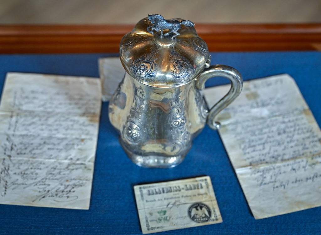 Ein vergoldeter Silberbecher und Briefe sind im Schloss Branitz der Stiftung Fürst-Pückler-Museum Park und Schloss Branitz (SFPM) ausgestellt.