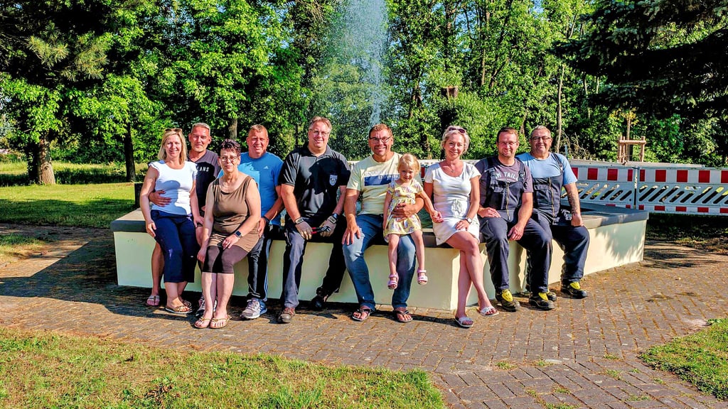 Der Möhlauer Springbrunnen funktioniert wieder. Die Initiatoren und Helfer freuen sich.