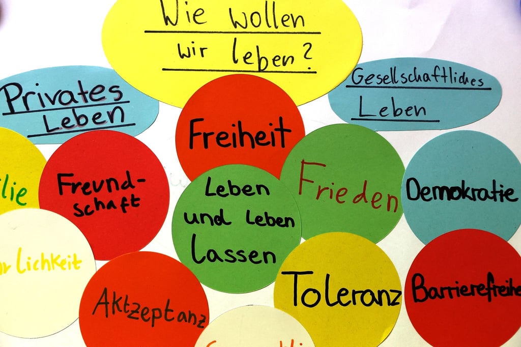 An einer Wand eines Gymnasiums hängt ein Plakat.