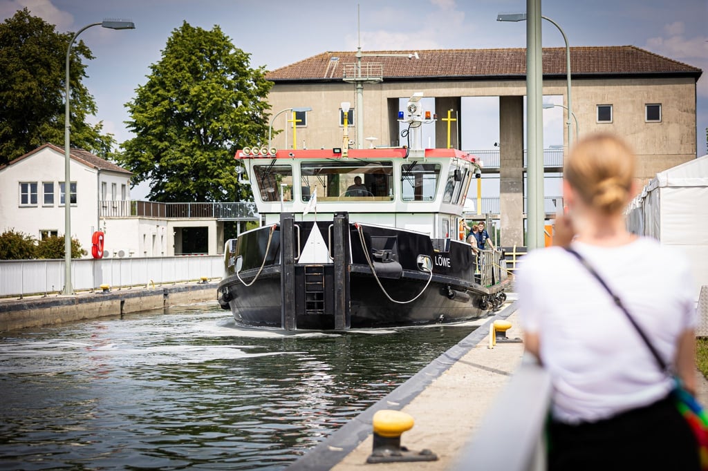 Ein Schiff liegt vor dem Spatenstich zum Ausbau des Stichkanals nach Salzgitter an der Schleuse.