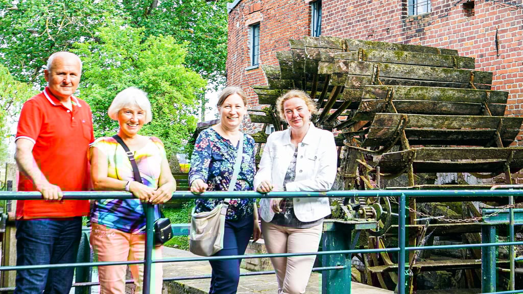 Obwohl zwischendurch ein Wolkenbruch riesige Regenmengen ausschüttete, ließen sich Gäste wie Horst (v.l.), Renate, Ulrike und Kerstin nicht abschrecken.