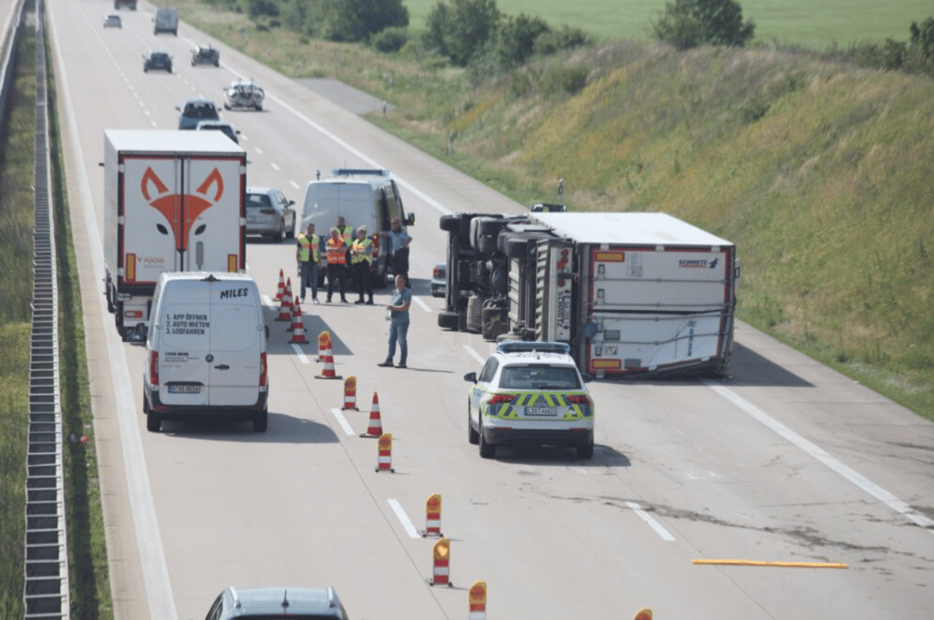 Folge eines Lkw-Unfalls: Auf der A9 kommt es nahe Halle zu Sperrung und Stau