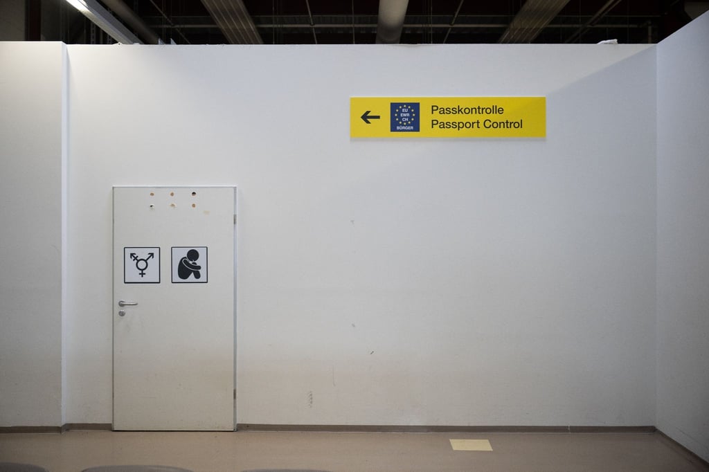 „Passkontrolle“ steht im Ankunftszentrum am ehemaligen Flughafen Tegel auf einem Schild.