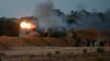 Eine israelische Panzerhaubitze feuert eine Granate ab.