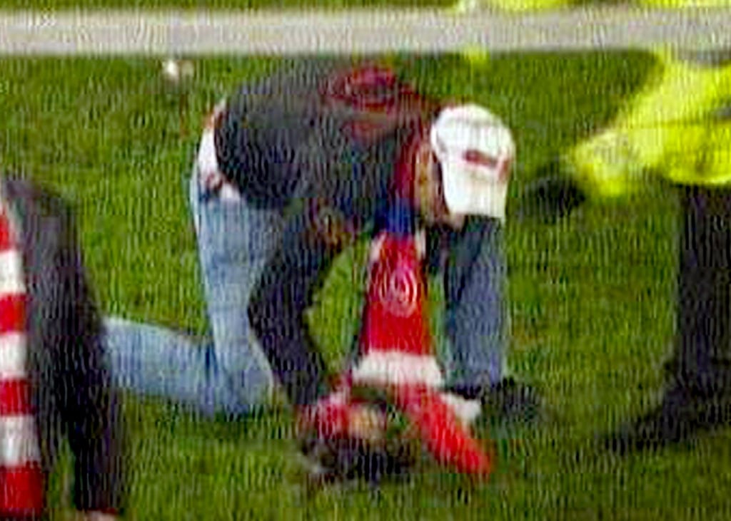 Der Screenshot der ARD zeigt wie ein Fortuna-Fan beim Relegationsspiel Fortuna Düsseldorf - Hertha BSC Berlin den Elfmeterpunkt aus dem Rasen des Stadions gräbt.