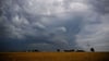 Dunkle Wolken ziehen über einem Windrad in der Region Hannover hinweg.