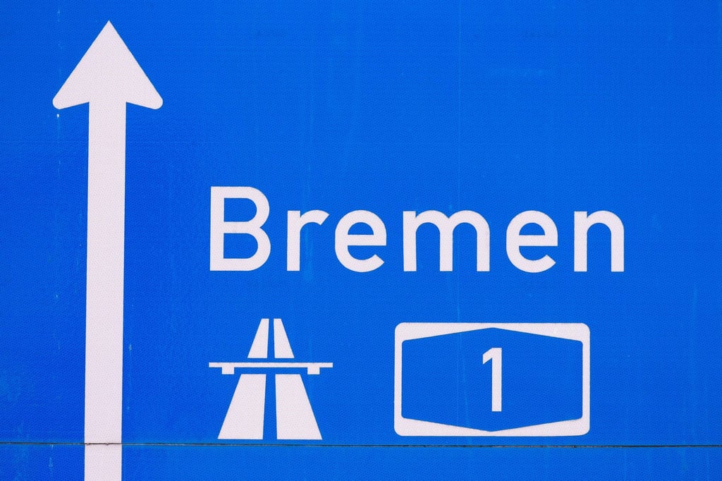 Das Bild zeigt ein Verkehrsschild, das auf die A1 in Richtung Bremen hinweist.