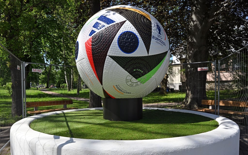 Ein überdimensionaler Fußball mit dem Logo des UEFA ist im Stadtzentrum von Blankenhain aufgestellt.