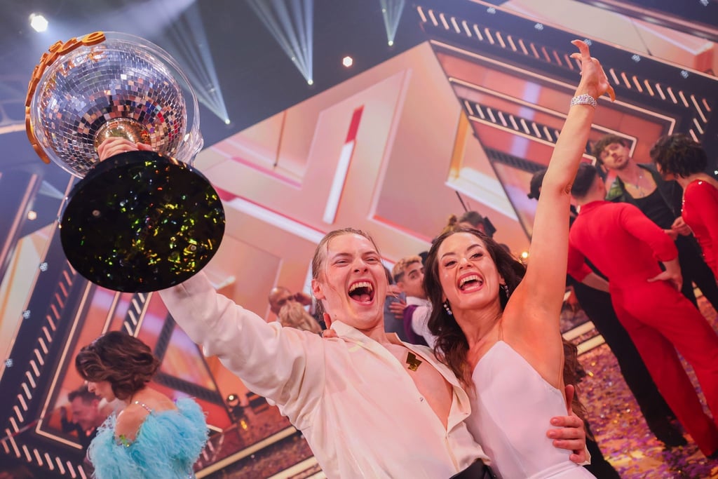 Der Favorit Gabriel Kelly, Sänger, freut sich mit Malika Dzumaev, Profitänzerin, über den Sieg und den Titel „Dancing Star 2024“.