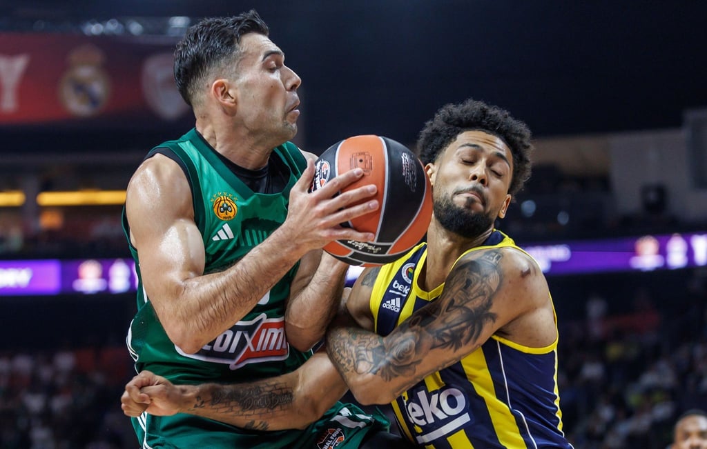 Kostas Sloukas (l) von Panathinaikos Athen gegen Istanbuls Tyler Dorsey.