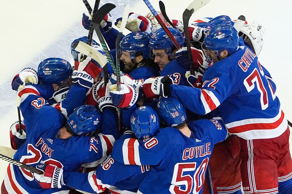 Die New York Rangers feiern ihren Sieg.