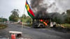 Ein brennendes Fahrzeug an einer Straßensperre: Frankreich hat den Ausnahmezustand verhängt.